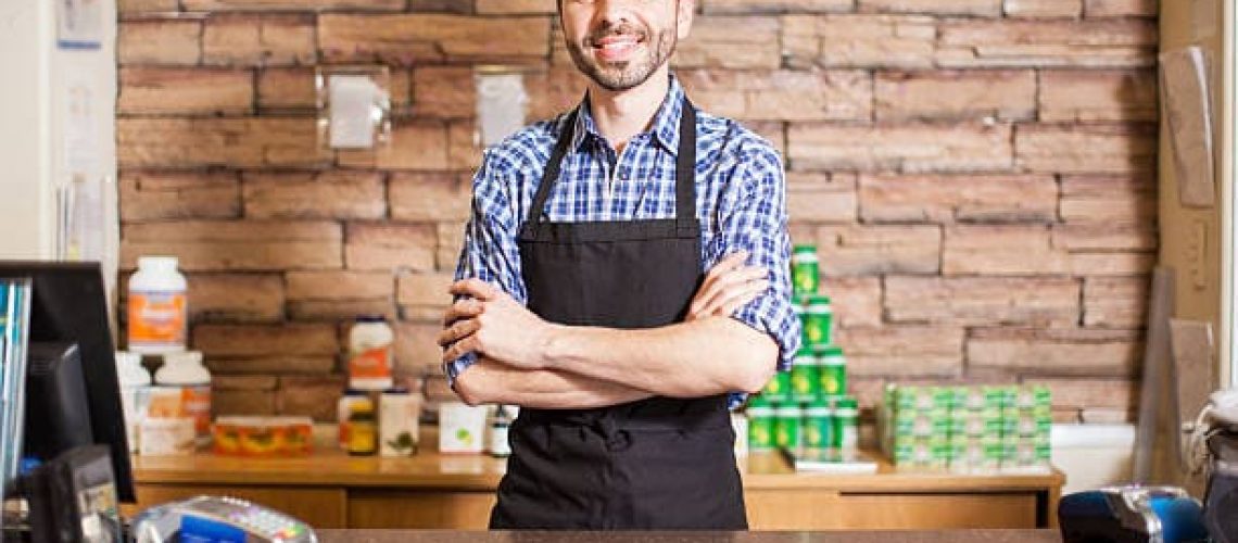 Image qui represente un homme qui sourit, sur le côté il y a une caisse enregistreuse tactile